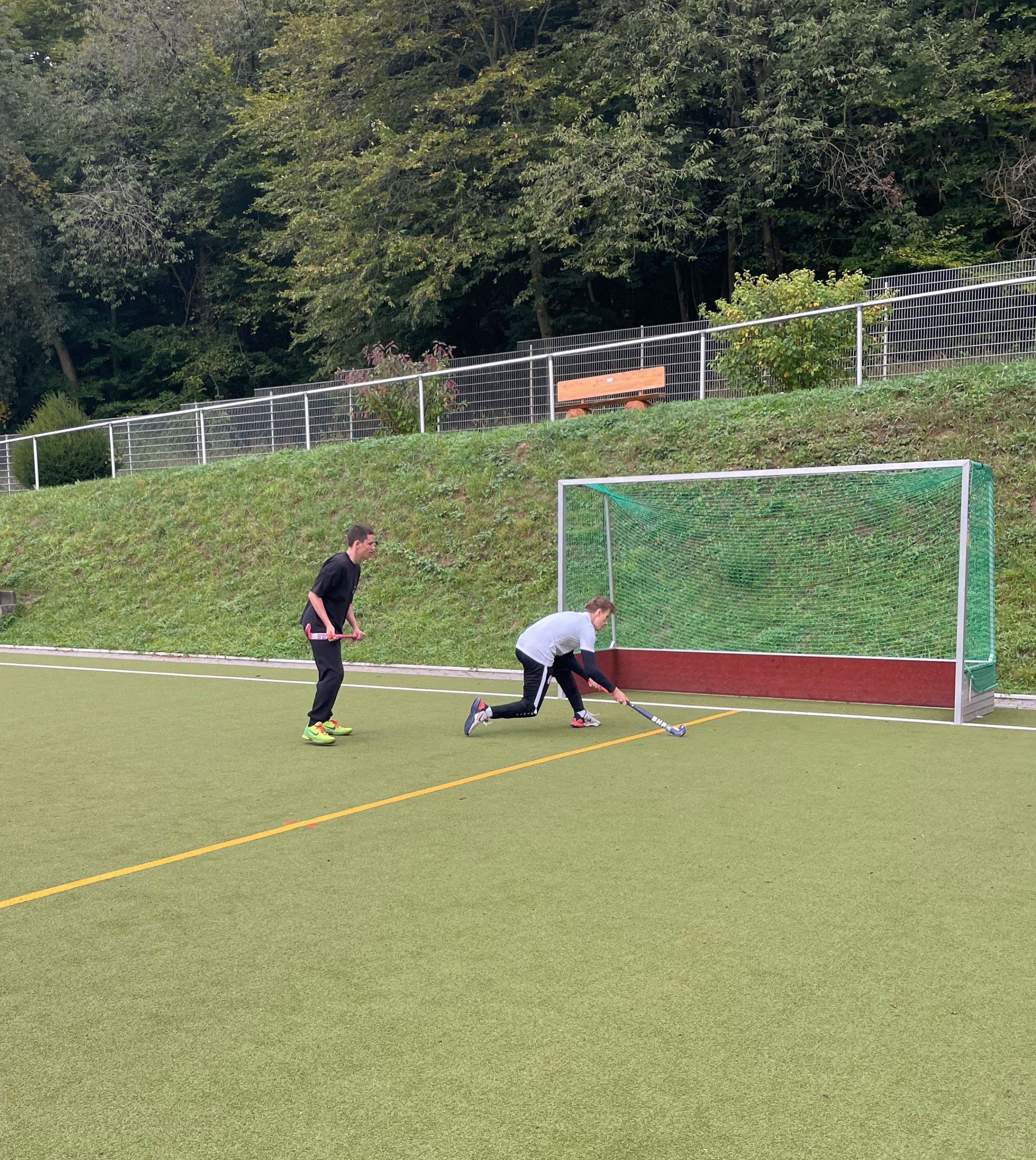 2025-10-16_HD_4_Ausschnitt f HP Das Foto zeigt zwei Schüler des Sport-LK im Waldstadion in Bad Nauheim.
