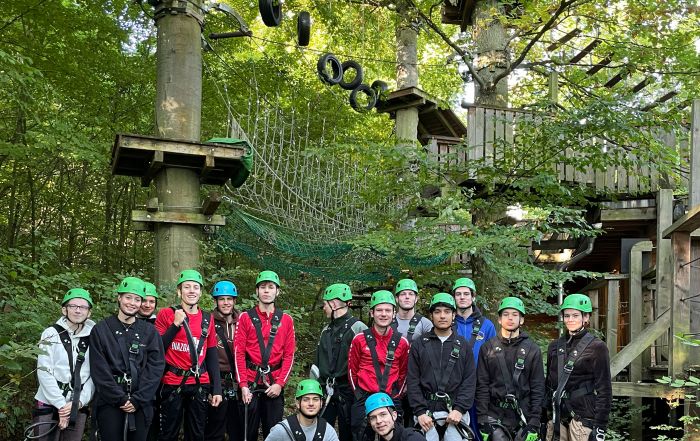 Das Foto zeigt die Schüler des Sport-LK im Kletterwald in Friedrichsdorf.