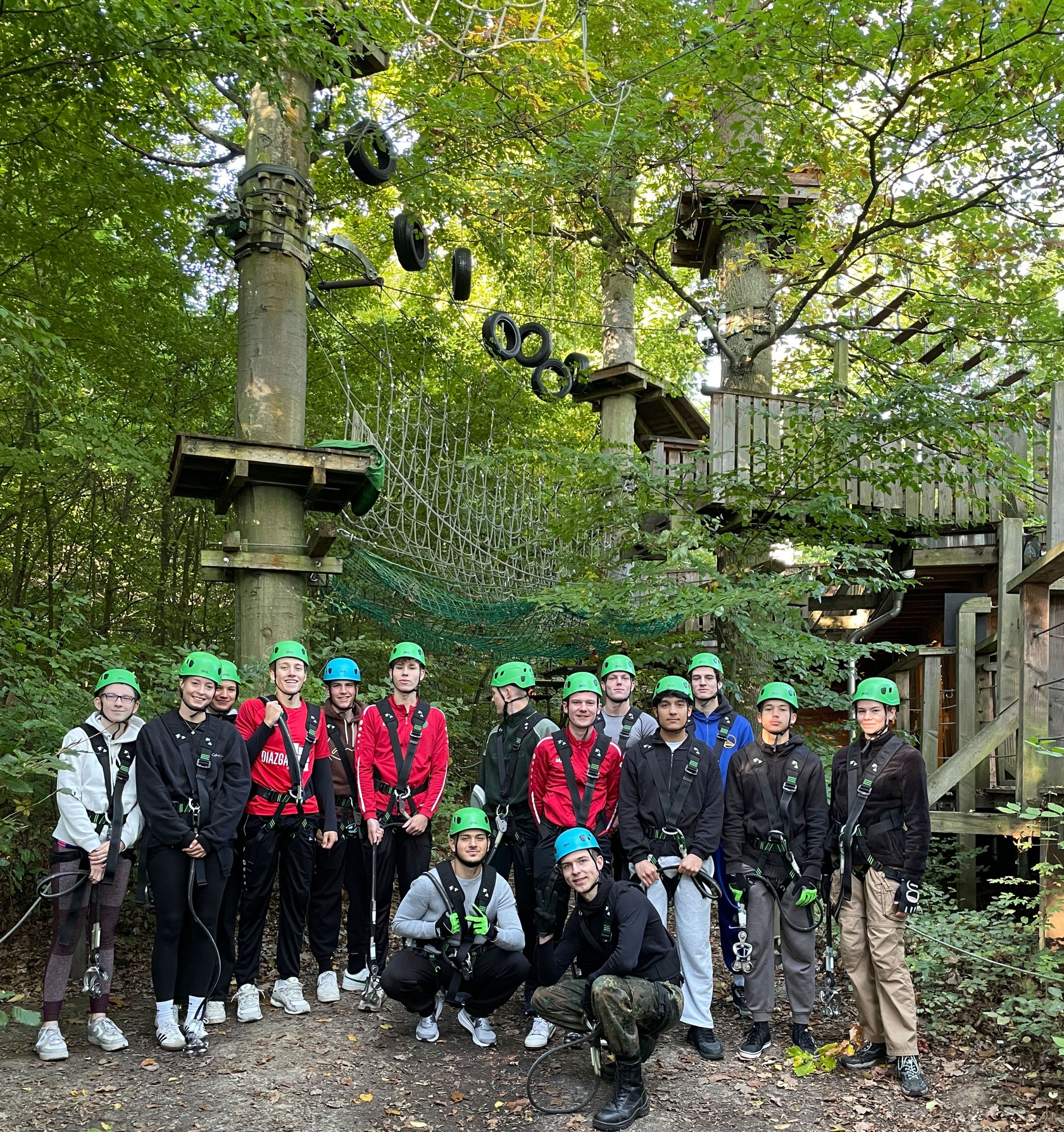 Das Foto zeigt die Schüler des Sport-LK im Kletterwald in Friedrichsdorf.