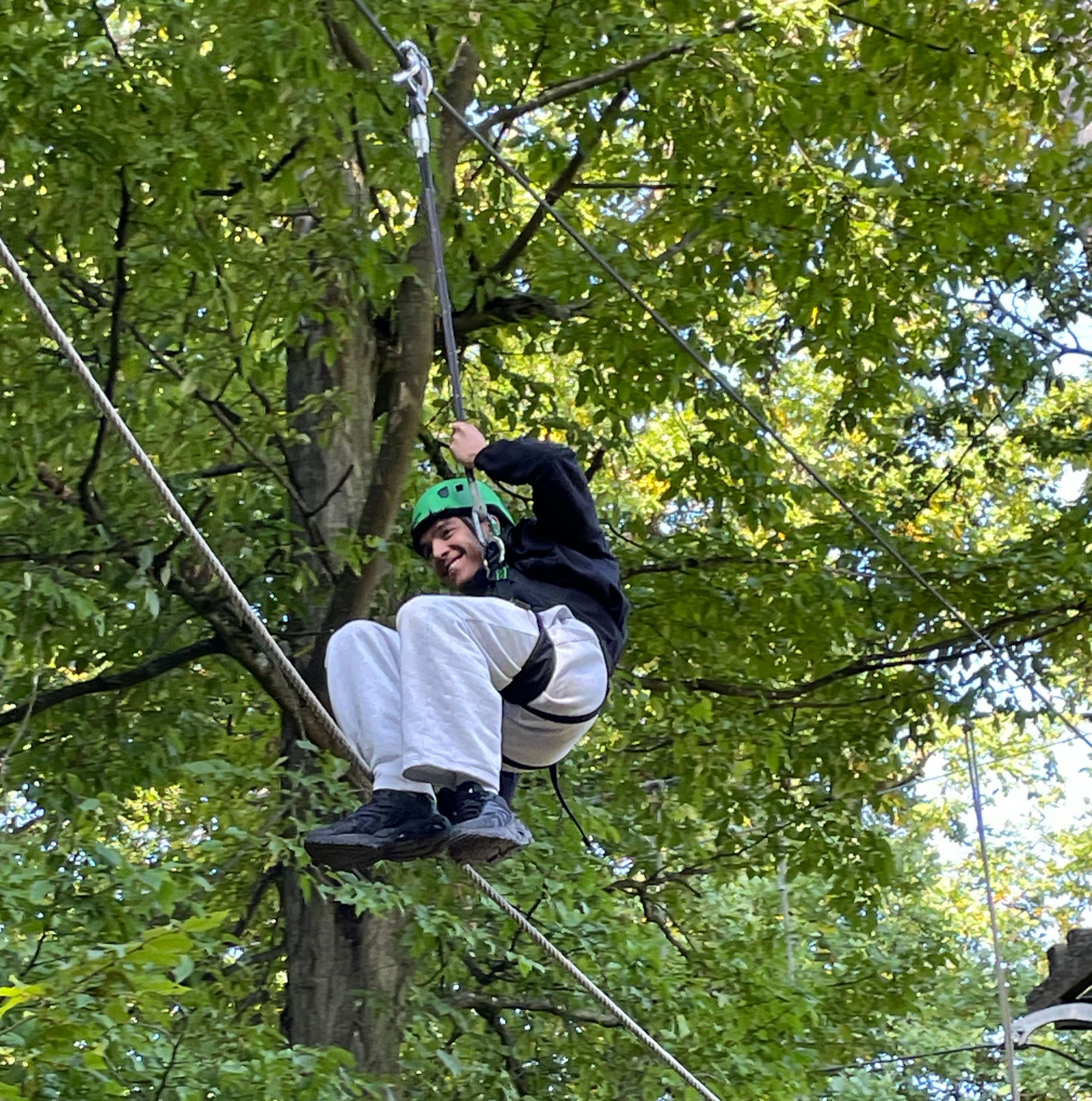2025-10-16_HD_6_Ausschnitt f HP Das Foto zeigt einen Schüler des Sport-LK im Kletterwald in Friedrichsdorf.