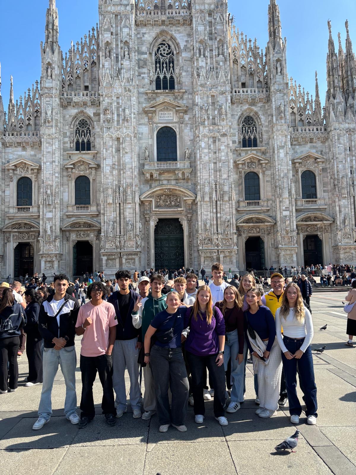 2025-10-23_BM_Gruppenfoto Dieses Bild zeigt den Sport-LK vor der Kathedrale in Mailand.