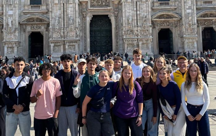 Dieses Bild zeigt den Sport-LK vor der Kathedrale in Mailand.