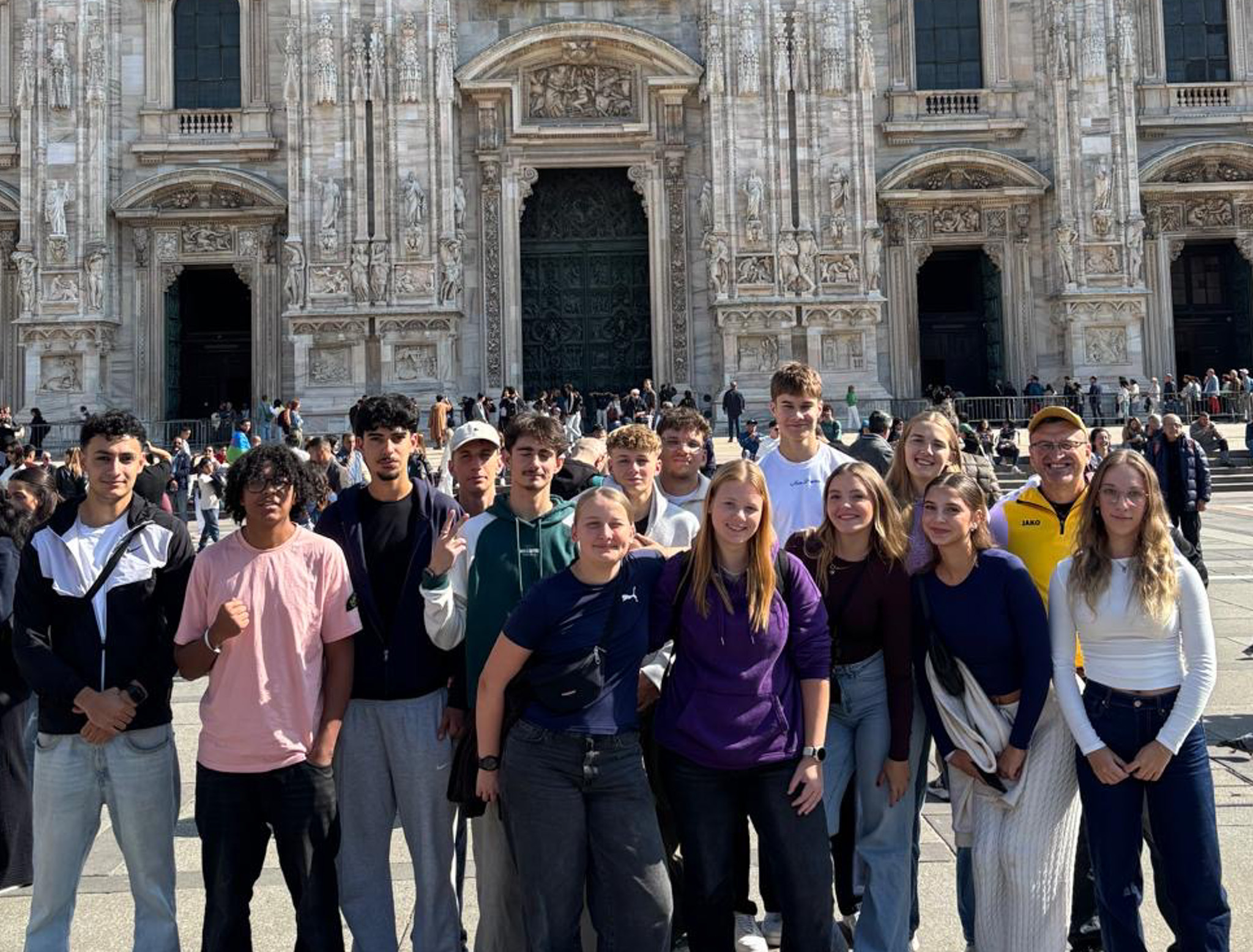 Dieses Bild zeigt den Sport-LK vor der Kathedrale in Mailand.