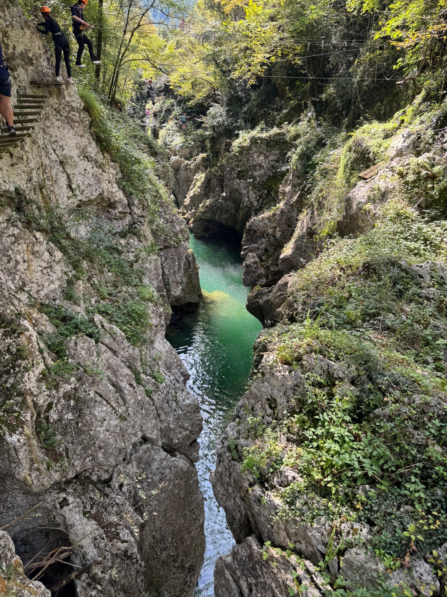 2025-10-23_XX_Felsenklettern Dieses Bild zeigt die Aussicht beim Felsenklettern.