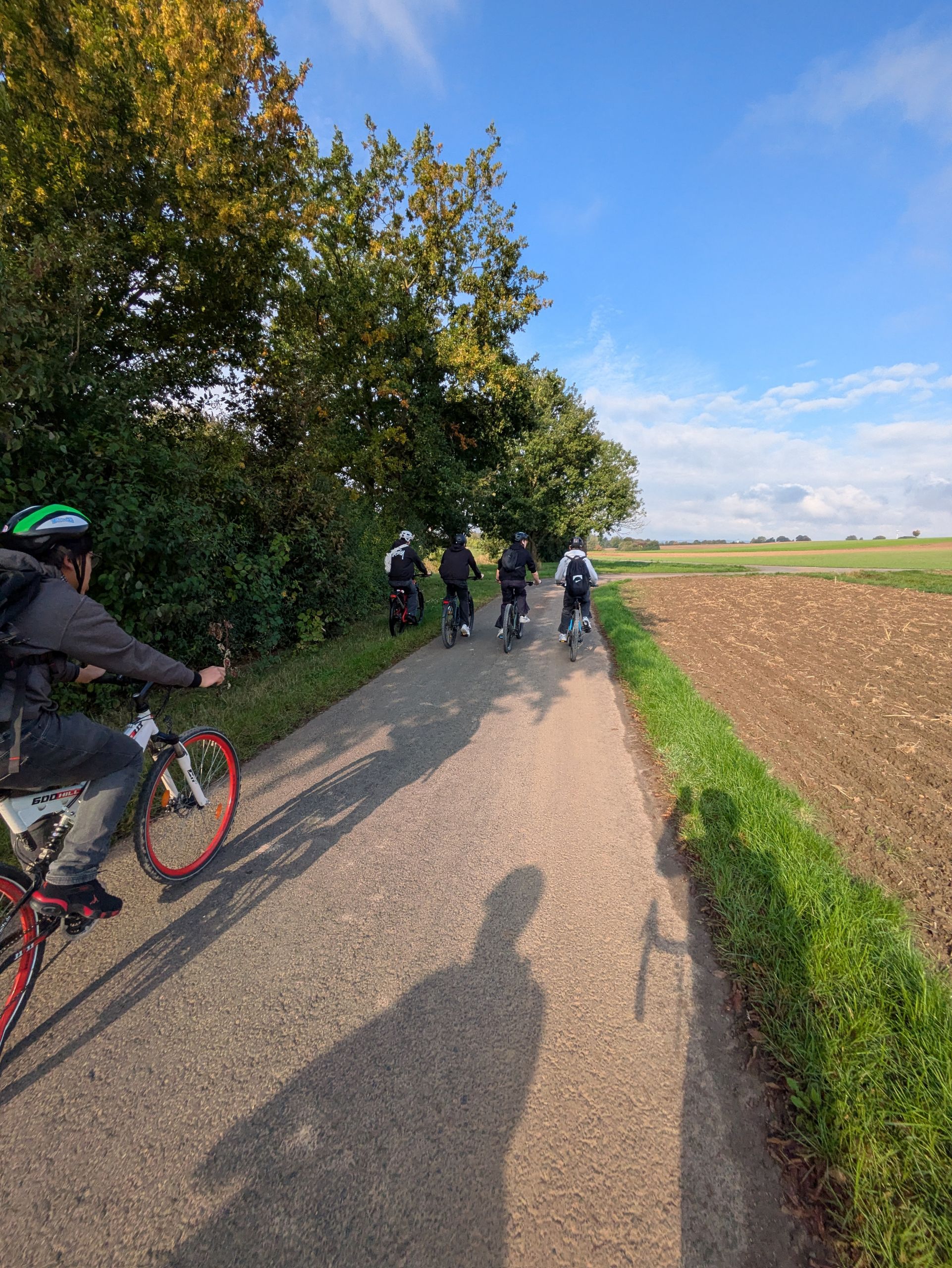 2025-10-25_HS_Fahrrad3 Auf diesem Bild sieht man Teilnehmer des Fahrradprojekts auf ihrem Weg durch die Wetterau.