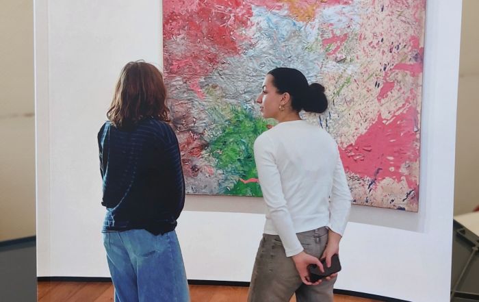 Auf diesem Foto sieht man ein Exemplar des Jahrbuchs des Burggymnasiums 2024-25.