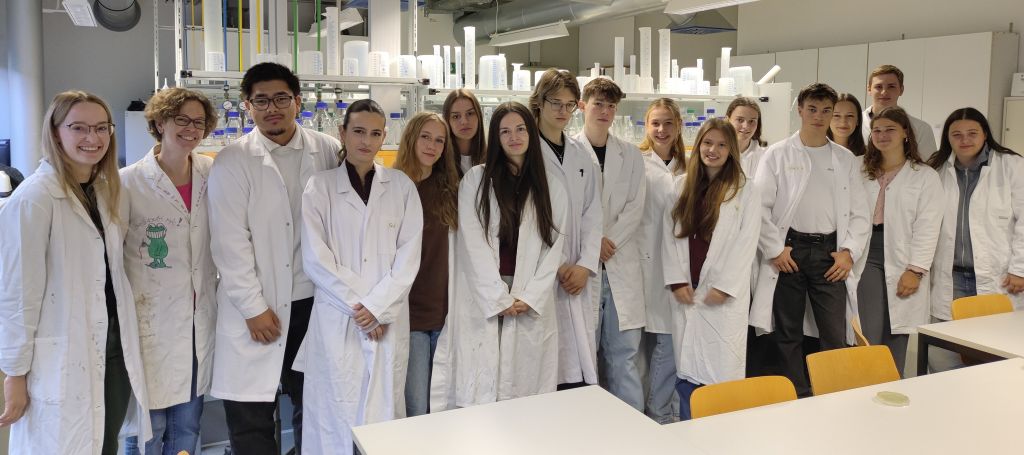 Gruppenbild des Bio-LKs RH im Biolabor.