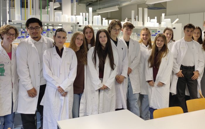 Gruppenbild des Bio-LKs RH im Biolabor.