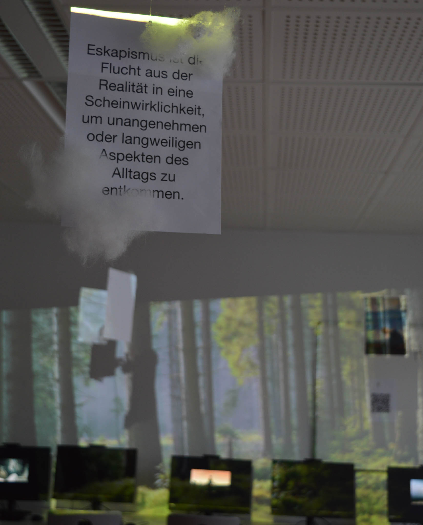 Hier sieht man die Installation des Deutsch-LKs zum Eskapismus.