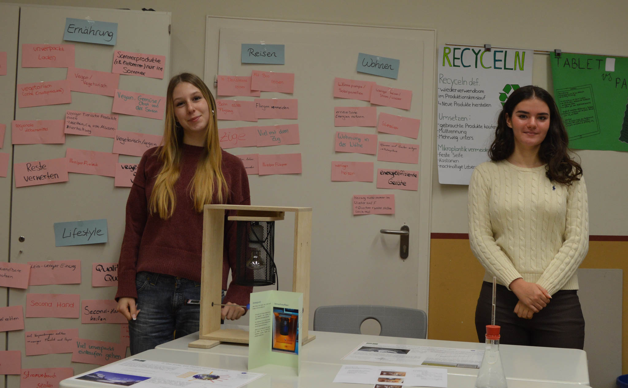 Hier sieht man zwei Schülerinnen des Projekts "Klimawandel".