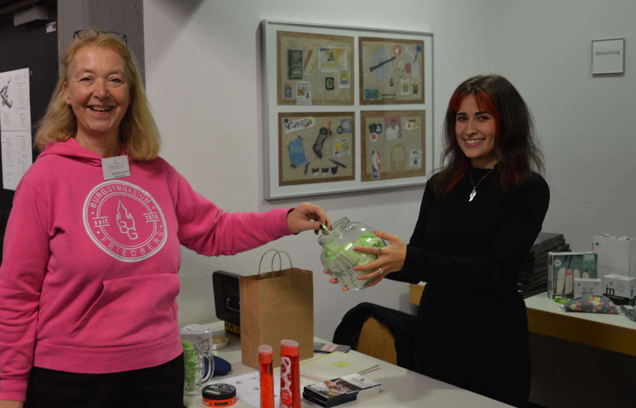 Hier sieht man unsere Sekretärin, Frau Amend, beim Ziehen eines Tombolaloses.