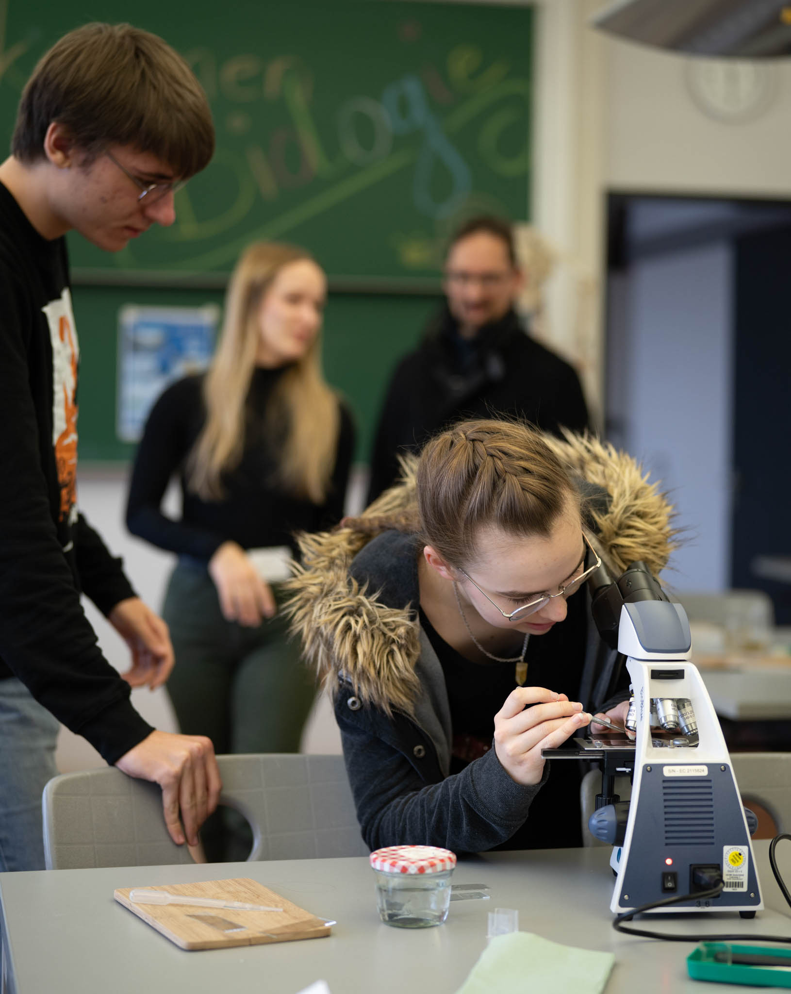 Hier sieht man eine Schülerin beim Mikroskopieren.