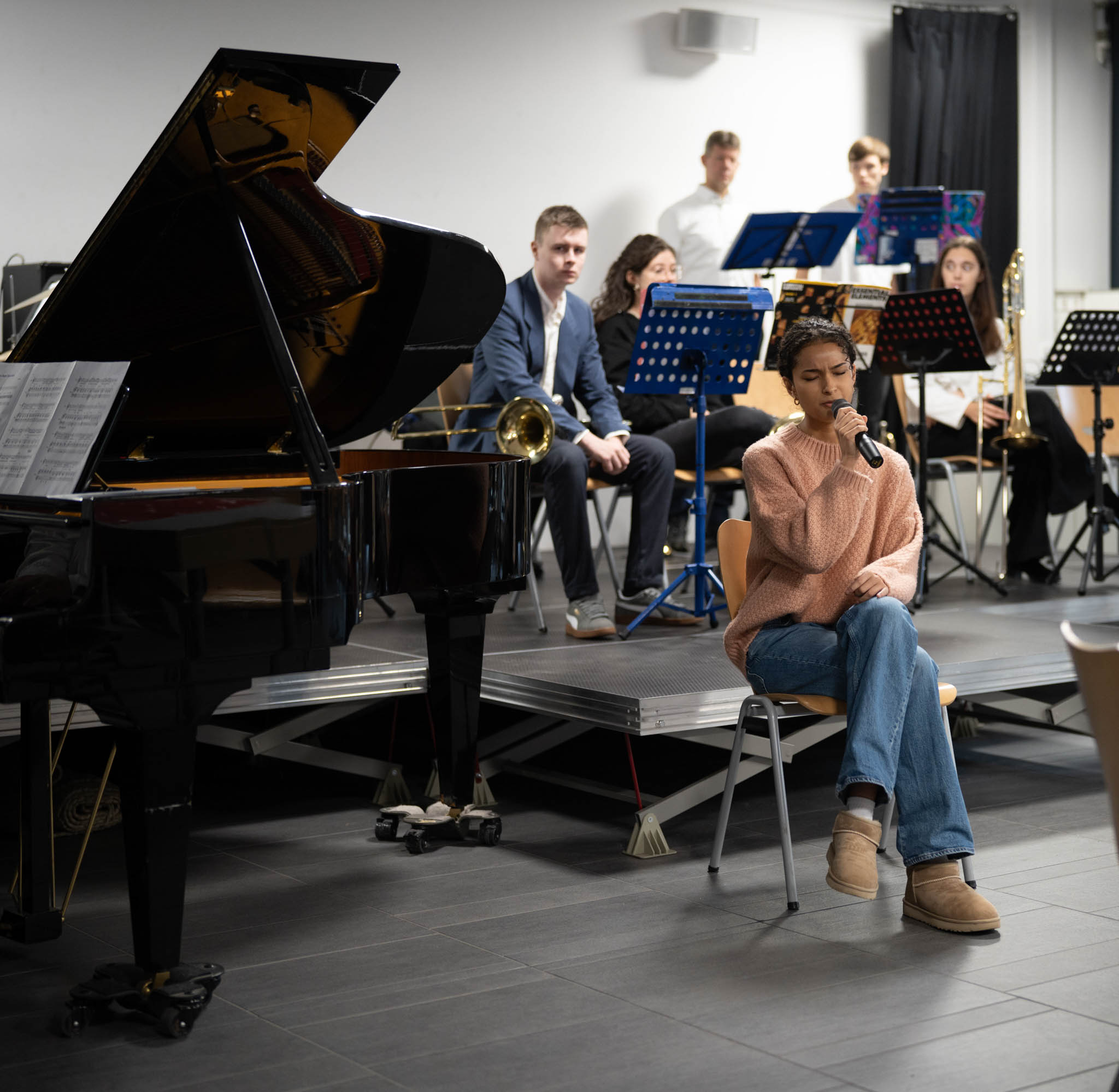 Hier sieht man einen Gesangsauftritt mit der Bigband.