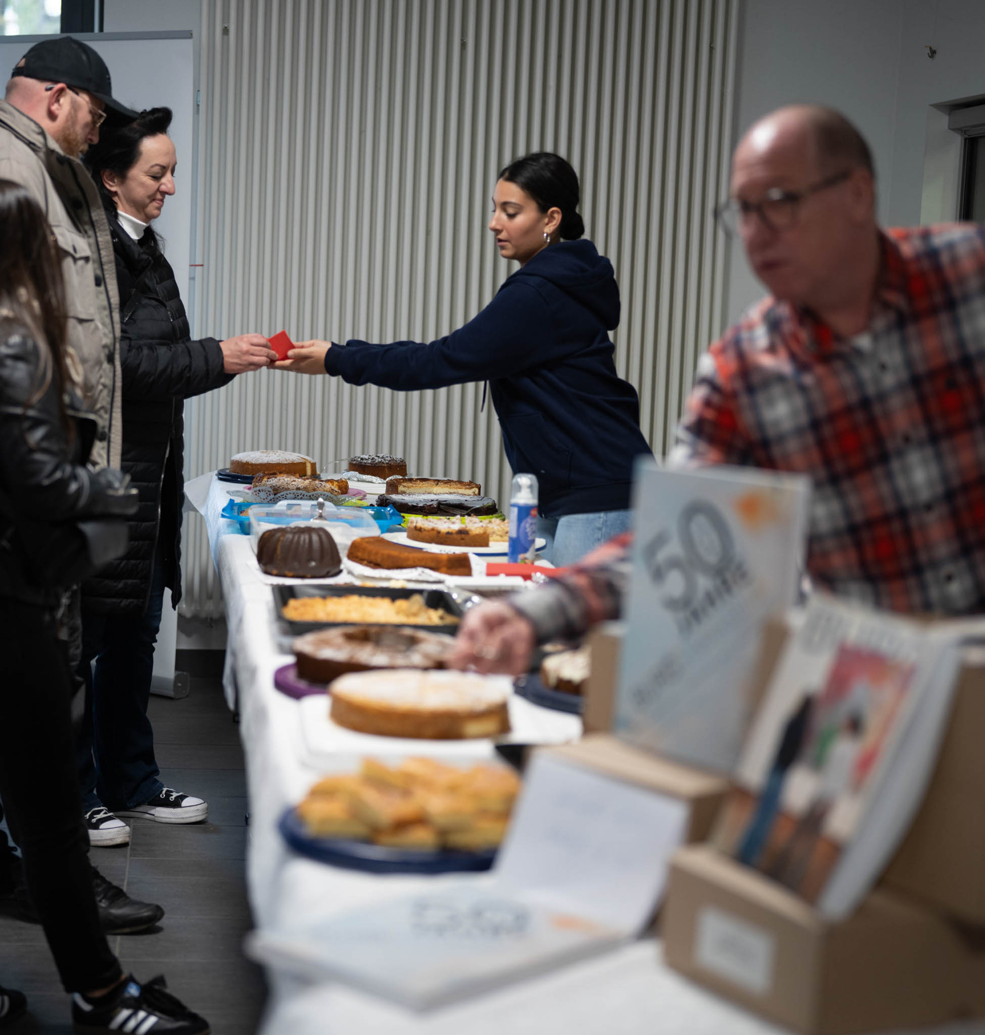 Hier sieht man den Kuchenverkauf des Ehemaligenvereins.