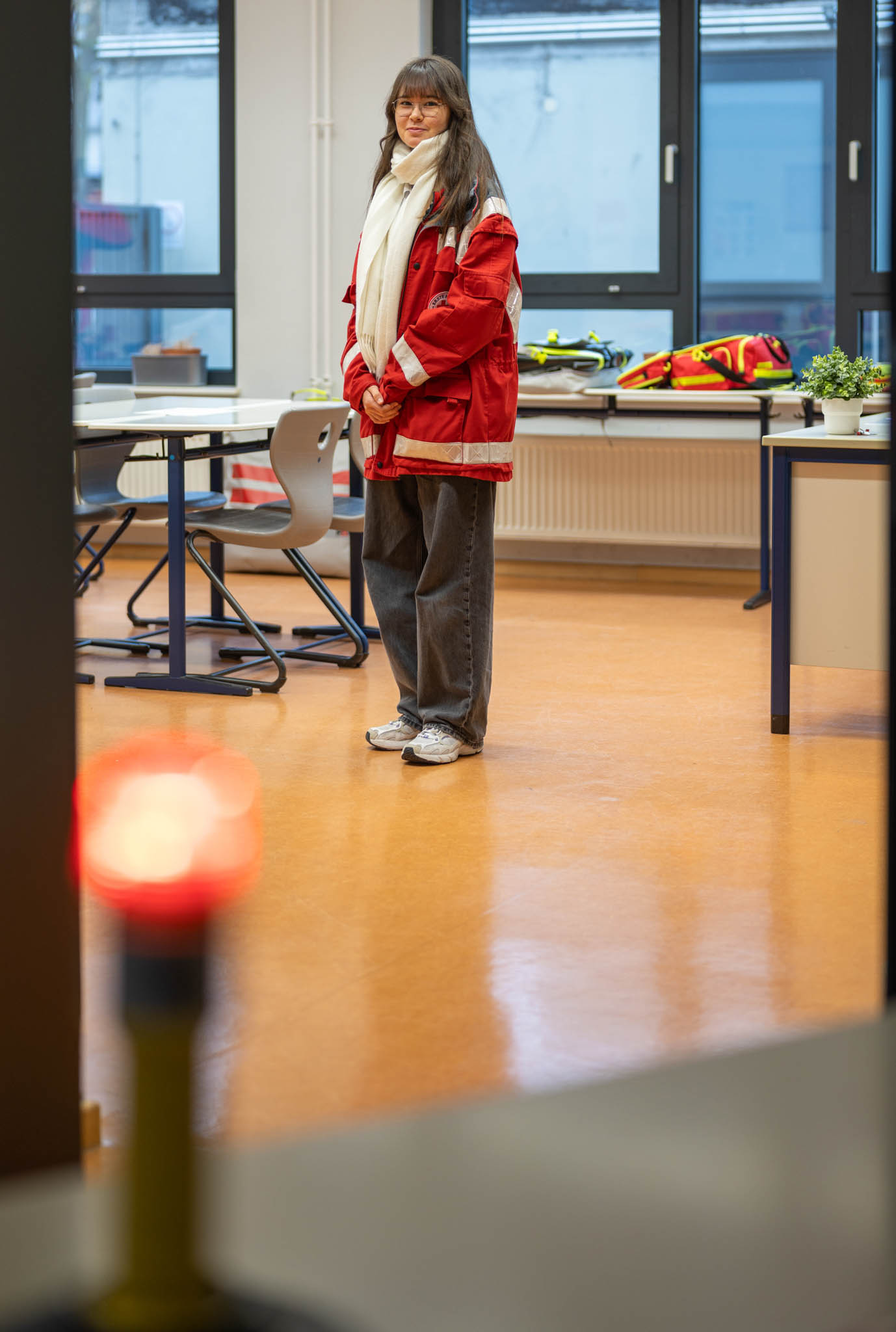 Hier sieht man ein Mitglied des Schulsanitätsdienstes im SSD-Raum.