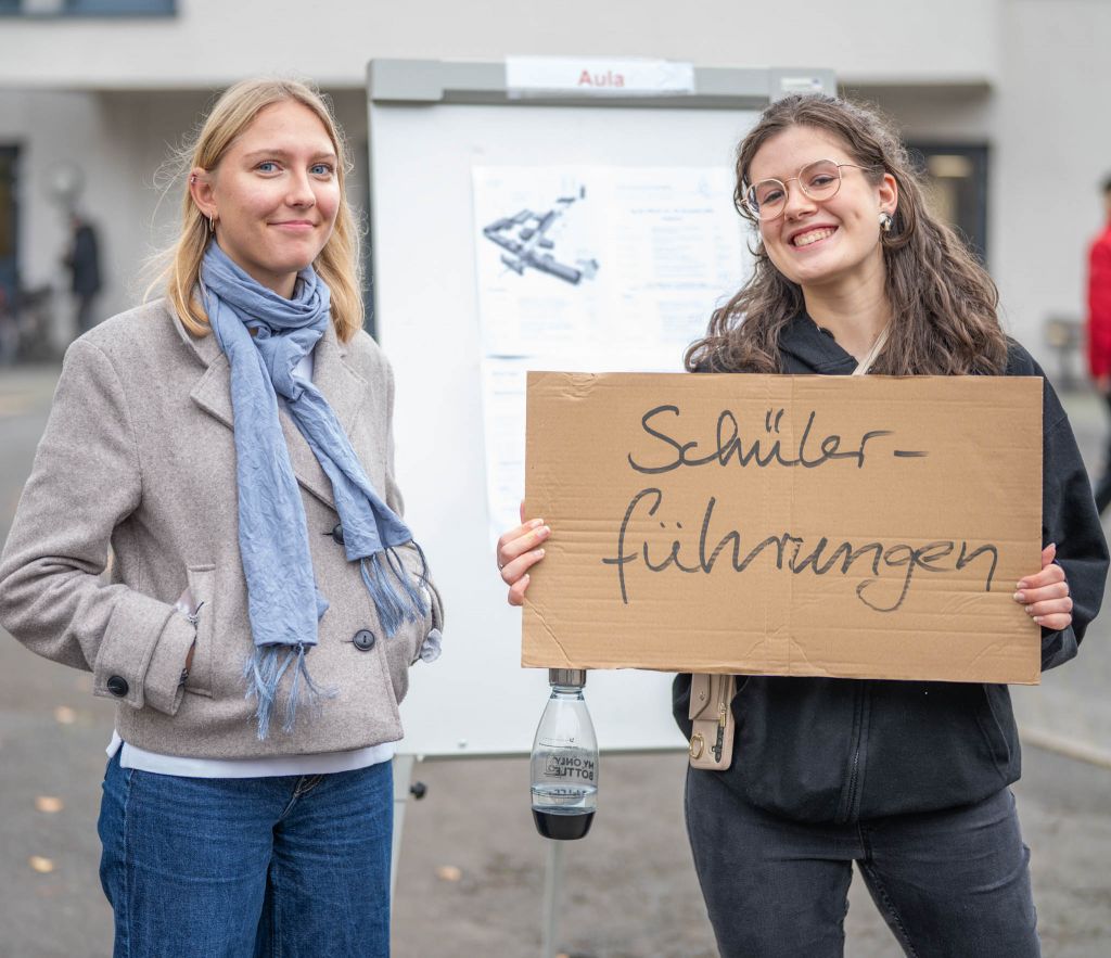 Hier sieht man zwei Schülerinnen der Q3, die sich für ihre Schülerinnenführung bereithalten.