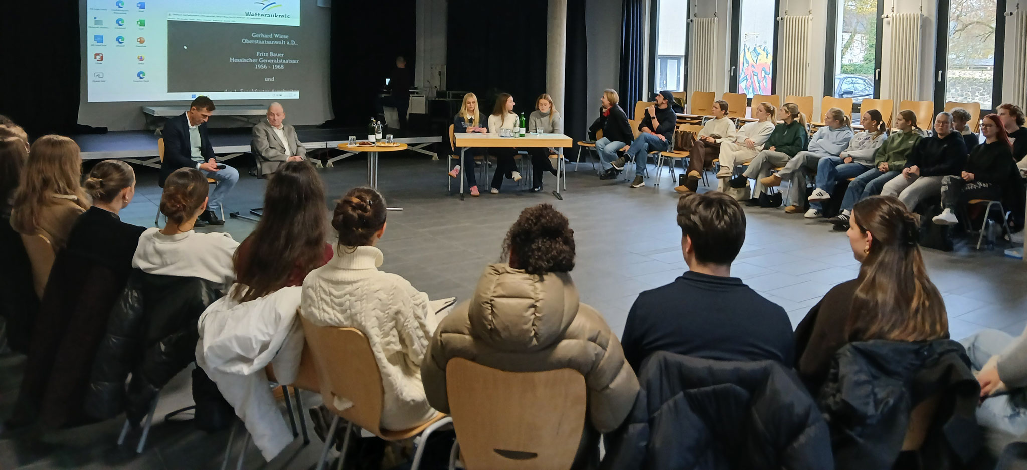 Gespannte Aufmerksamkeit des Publikums beim Zeitzeugenvortrag.