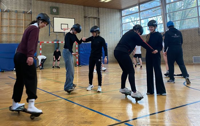 Das Bild zeigt Schülerinnen auf dem Waveboard.