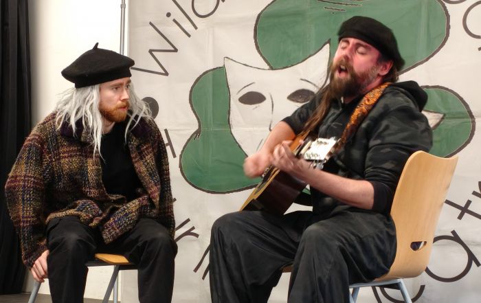 Dieses Bild zeigt die Schauspieler des Wilde Shamrock Touring Theatre in Aktion.