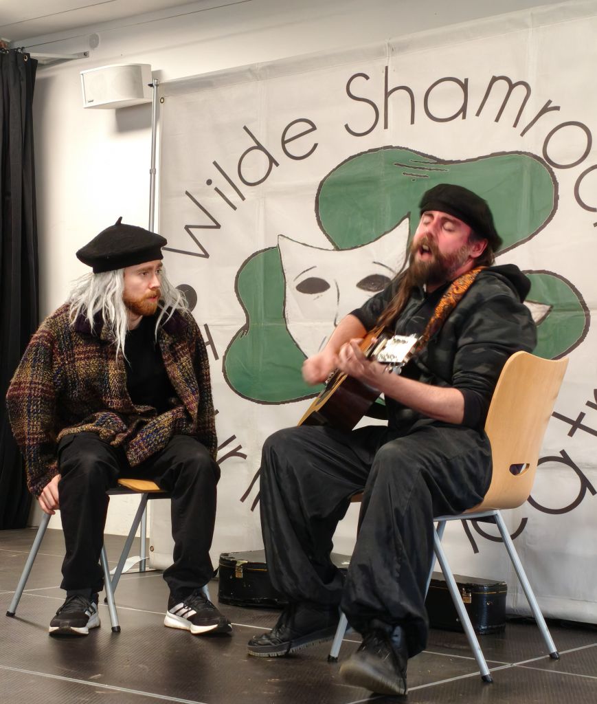Dieses Bild zeigt die Schauspieler des Wilde Shamrock Touring Theatre in Aktion.