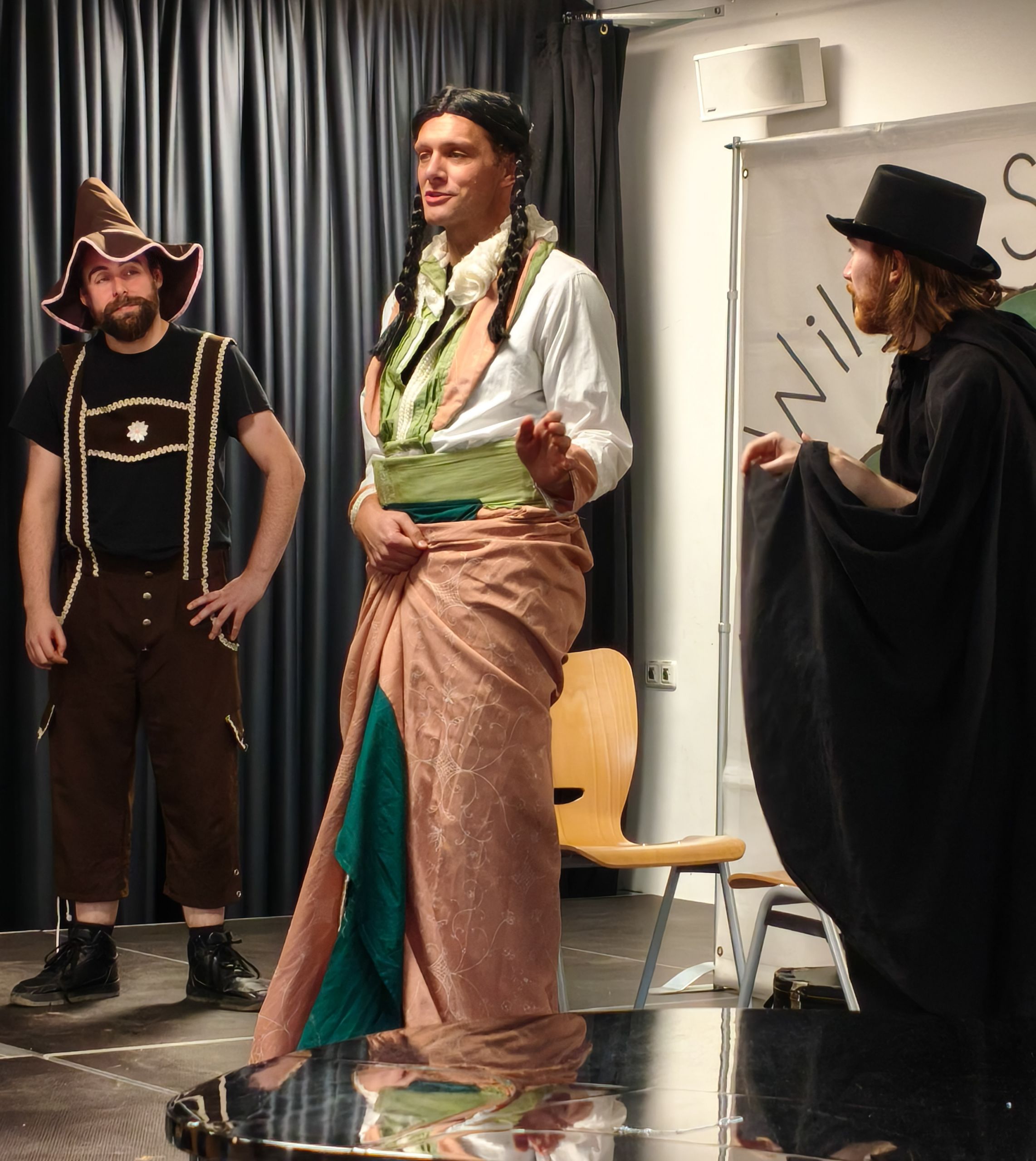 Dieses Bild zeigt die Schauspieler des Wilde Shamrock Touring Theatre in Aktion.