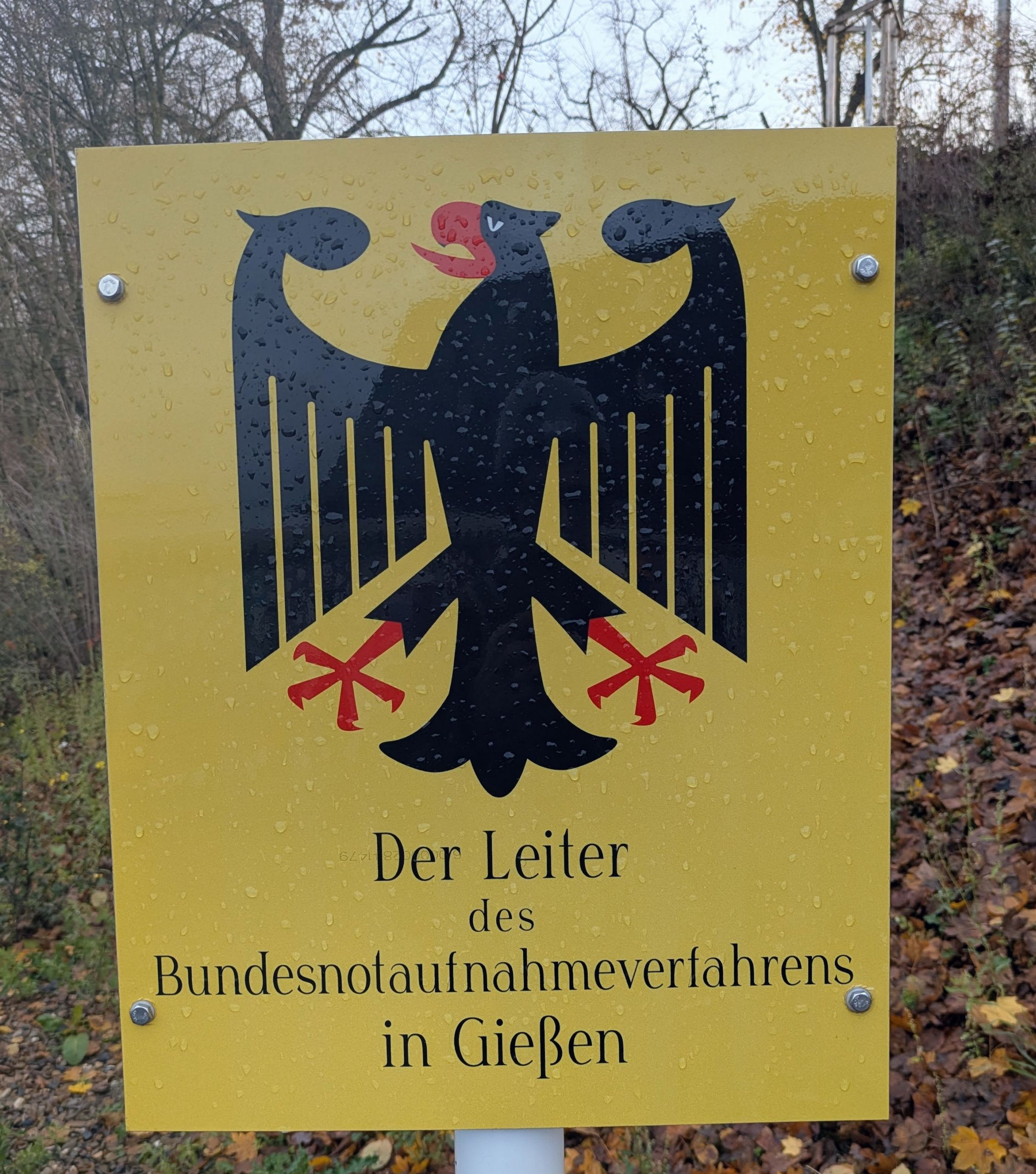 Die Gedenkstätte Notaufnahmelager Gießen zeigt sich hier mit einem Schild mit Bundesadler.
