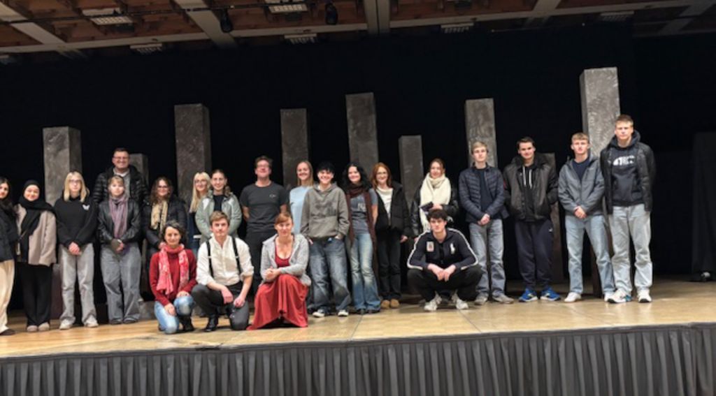 Das Foto wurde aufgenommen nach dem Après-Show-Gespräch mit dem Deutschkurs der Burg und der sehr sympathischen Theatercrew aus München.