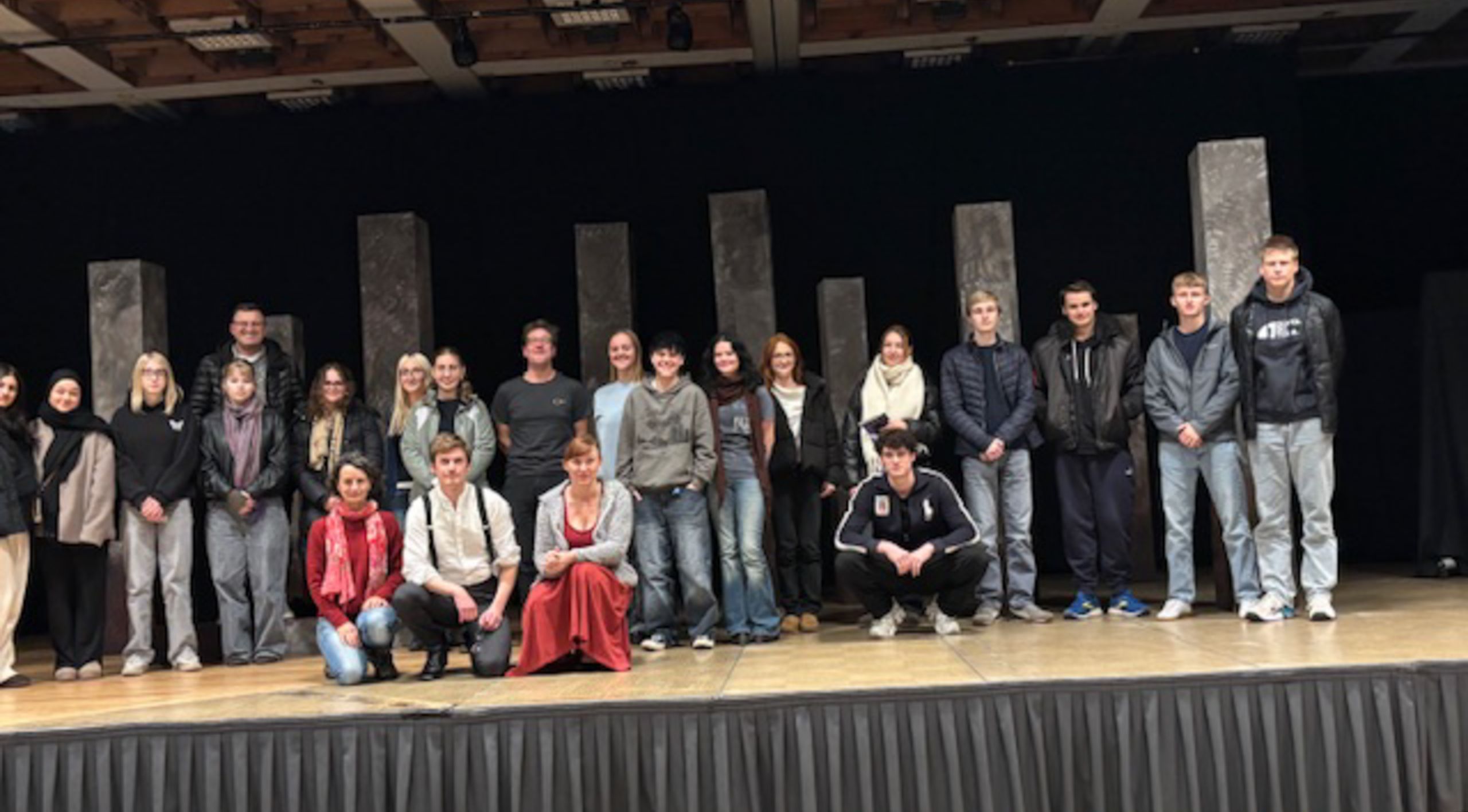 Das Foto wurde aufgenommen nach dem Après-Show-Gespräch mit dem Deutschkurs der Burg und der sehr sympathischen Theatercrew aus München.