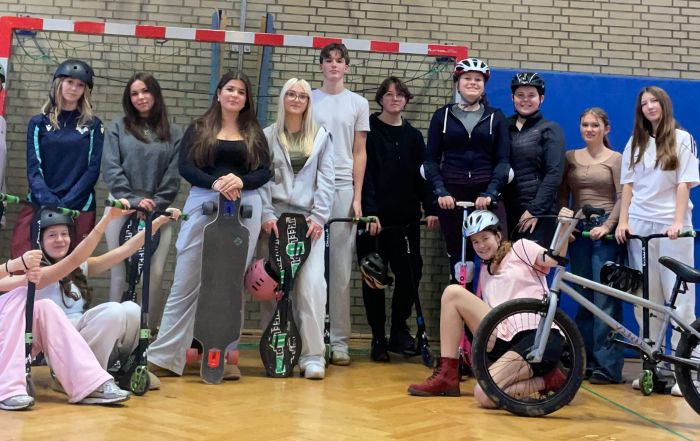 Dieses Foto zeigt den Kurs von Frau Weller mit Fahrzeugen aus dem Wheelup-Container.