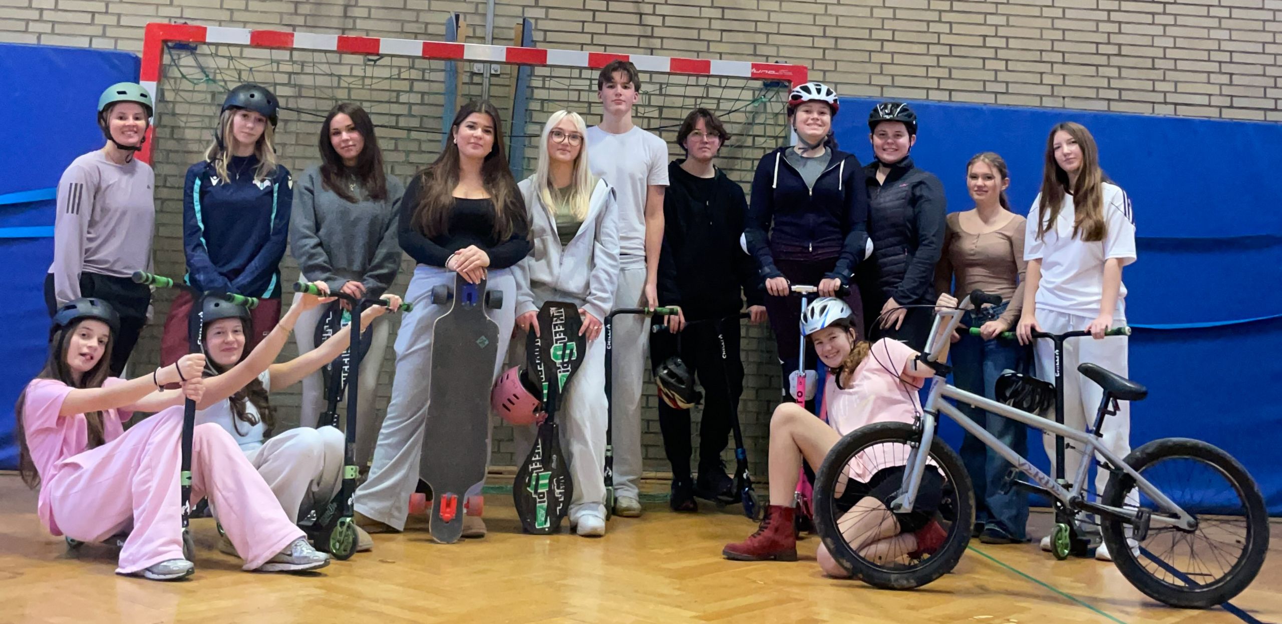 Dieses Foto zeigt den Kurs von Frau Weller mit Fahrzeugen aus dem Wheelup-Container.