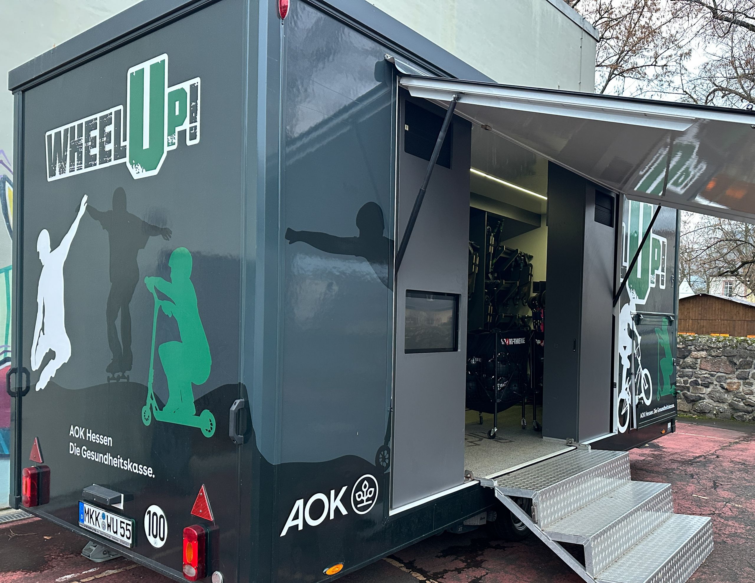 2025-11-27_WEB_Wheelup3_Ausschn f HP Dieses Foto zeigt den Wheelup-Container voller spannender Fahrzeuge für die Schülerinnen und Schüler.