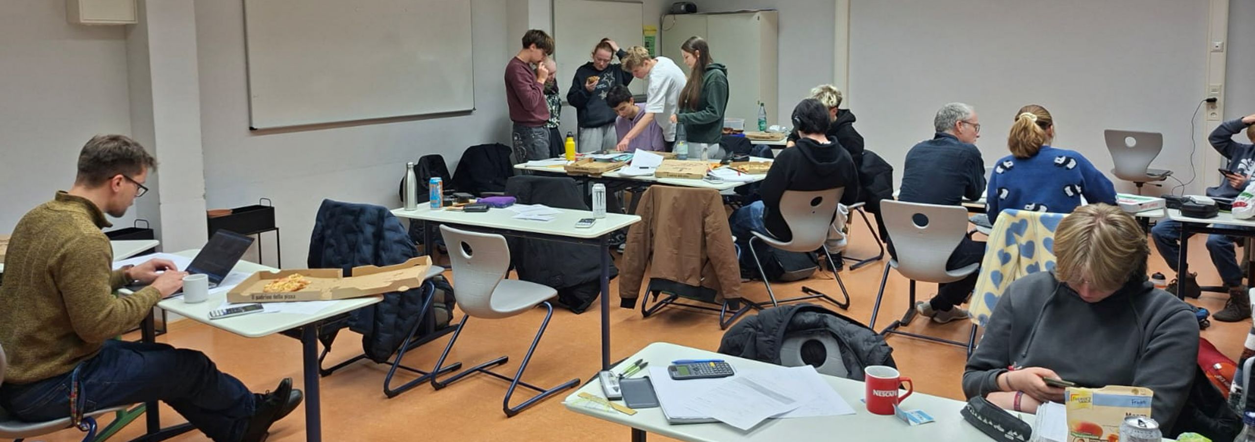 Hier sieht man die Köpfe rauchen bei der Langen Nacht der Mathematik 2025.