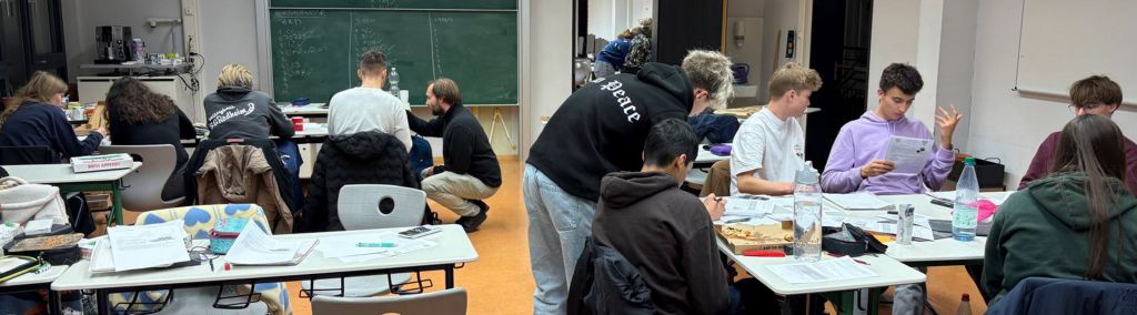Hier sieht man die Köpfe rauchen bei der Langen Nacht der Mathematik 2025.