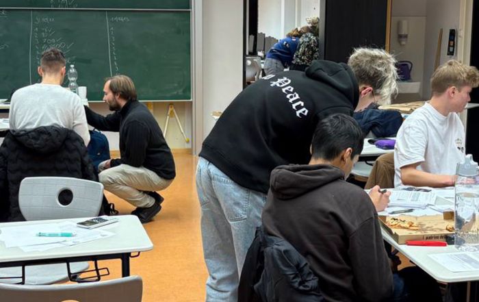 Hier sieht man die Köpfe rauchen bei der Langen Nacht der Mathematik 2025.