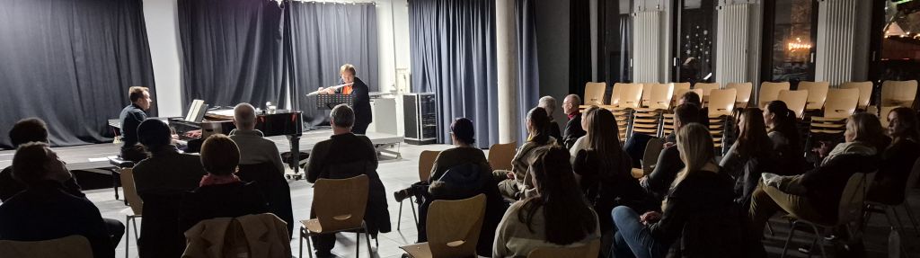 Dieses Foto zeigt Michel Weiss an der Flöte.