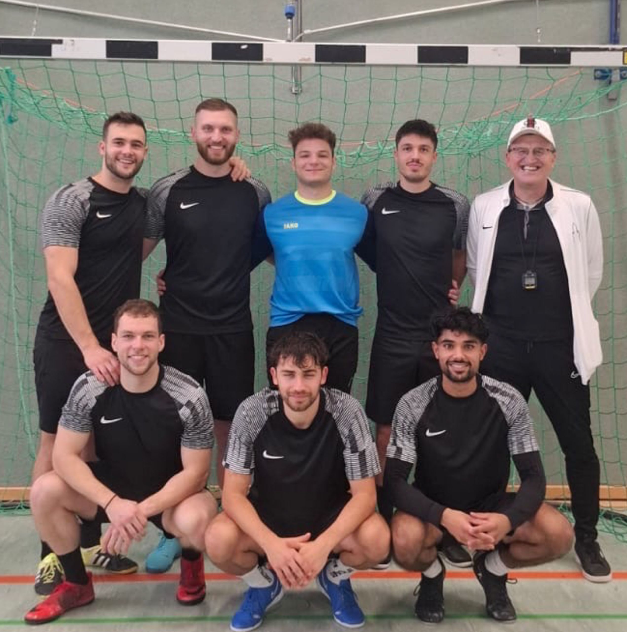 2025-12-07_BM_Ehemaligenturnier25, Boss United, Sieger-_Ausschn f HP Hier sieht man die Turniersieger von Boss United.