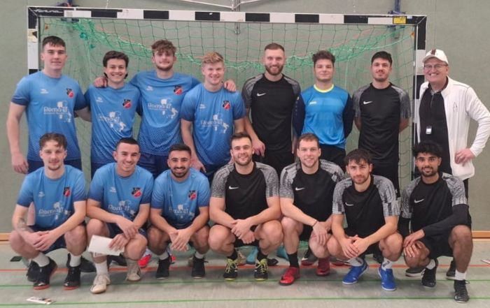 Auf diesem Foto sieht man die beiden Finalisten der Ehemaligen-Fußballturniers des Burggymnasiums.