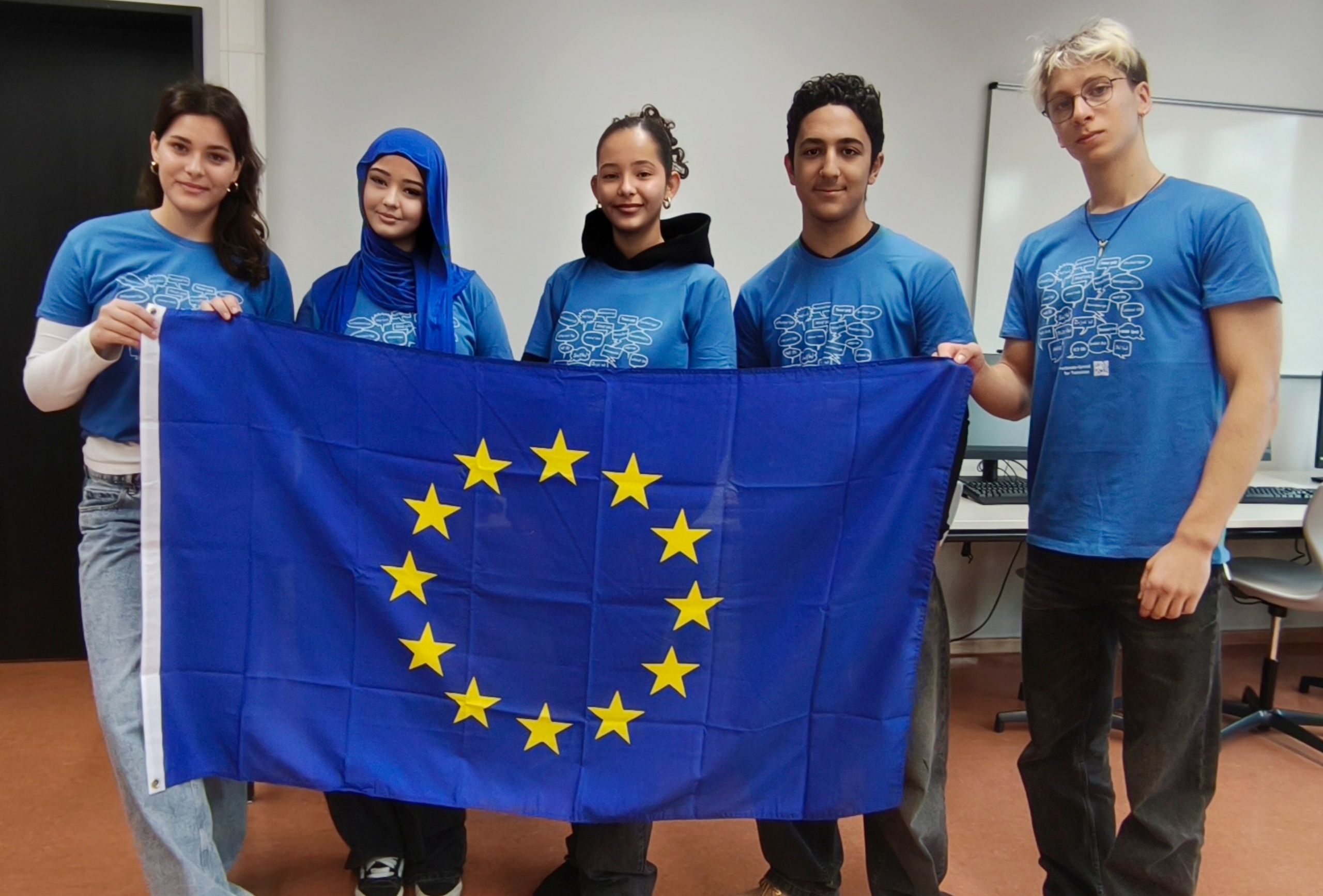 Das Foto zeigt die fünf Teilnehmenden des Übersetzungswettbewerbs nach getaner Arbeit.