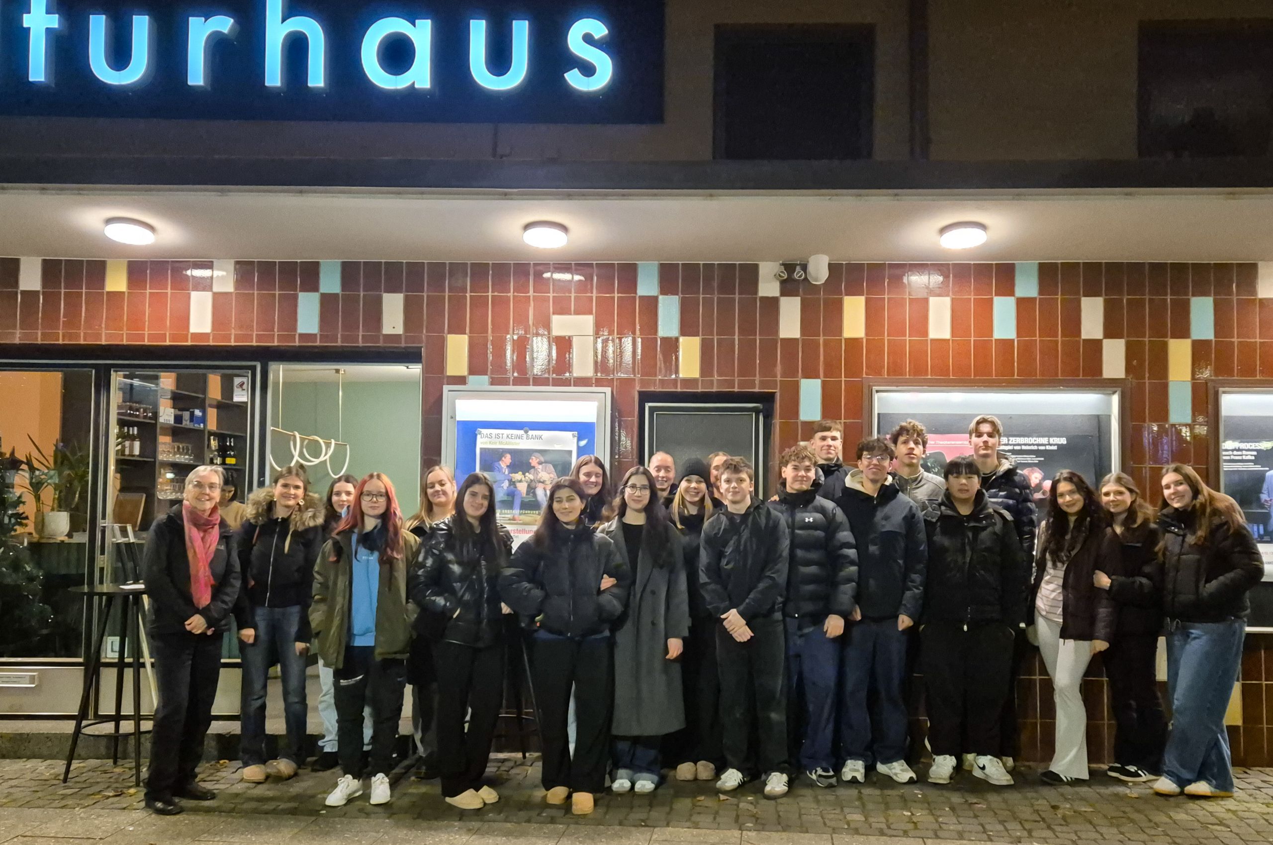 Das Foto zeigt die Schülerinnen und Schüler mit ihrer Lehrerin vor dem Kulturhaus Frankfurt.