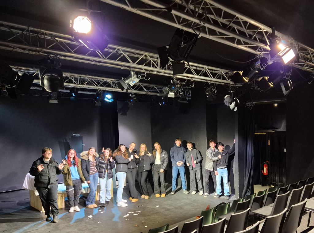 Das Bild zeigt einige Schülerinnen und Schüler der Deutsch-GKs auf der Bühne des Kulturhauses Frankfurt.