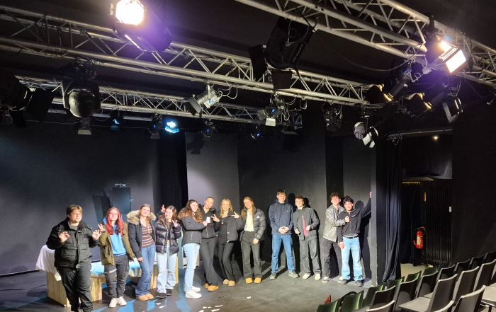 Das Bild zeigt einige Schülerinnen und Schüler der Deutsch-GKs auf der Bühne des Kulturhauses Frankfurt.