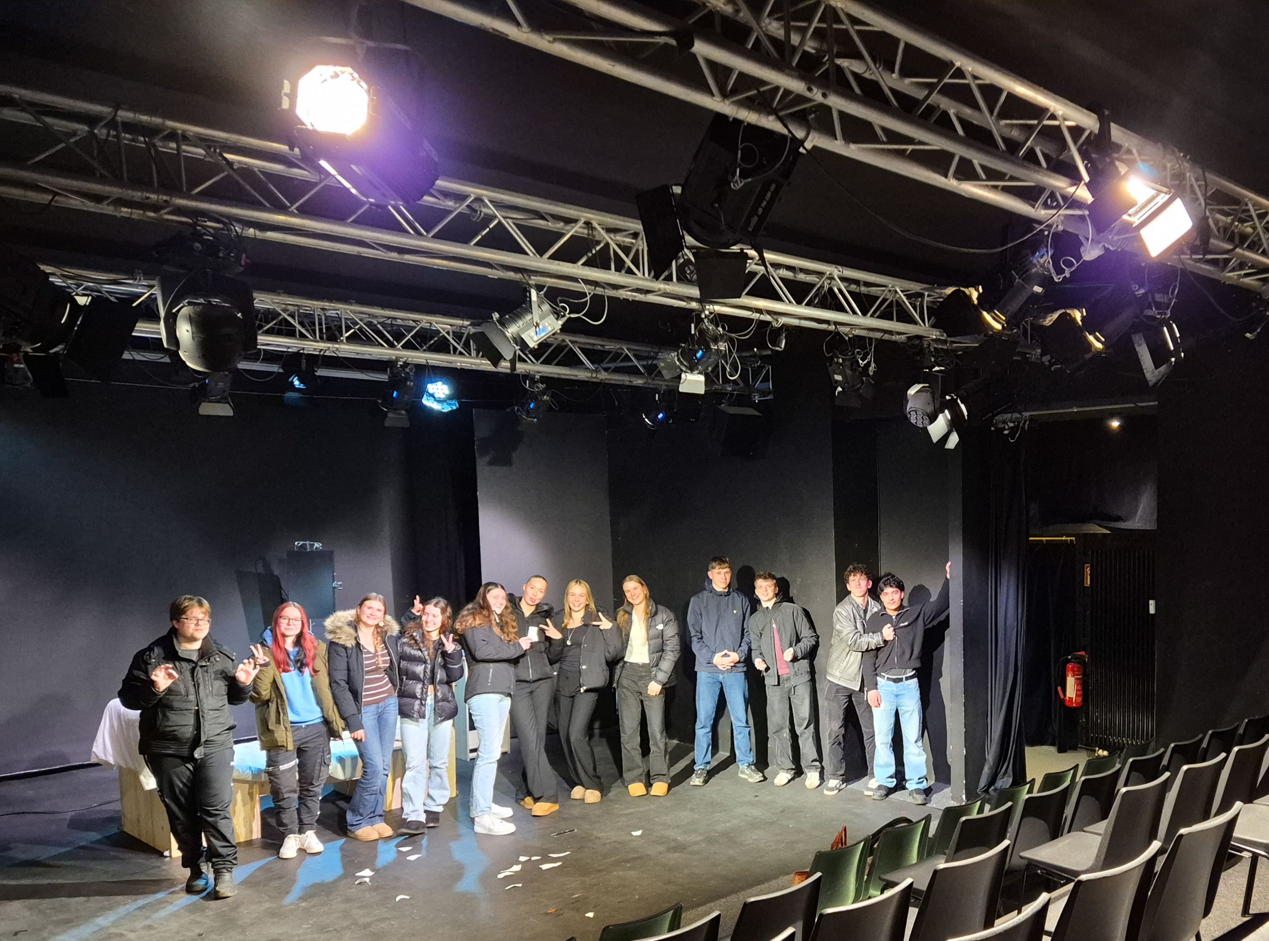 Das Bild zeigt einige Schülerinnen und Schüler der Deutsch-GKs auf der Bühne des Kulturhauses Frankfurt.