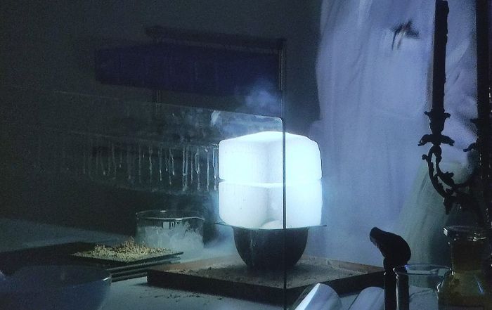 Das Foto zeigt ein Experiment der Weihnachtsvorlesung, bei dem Feuer im Eis zu bewundern war.