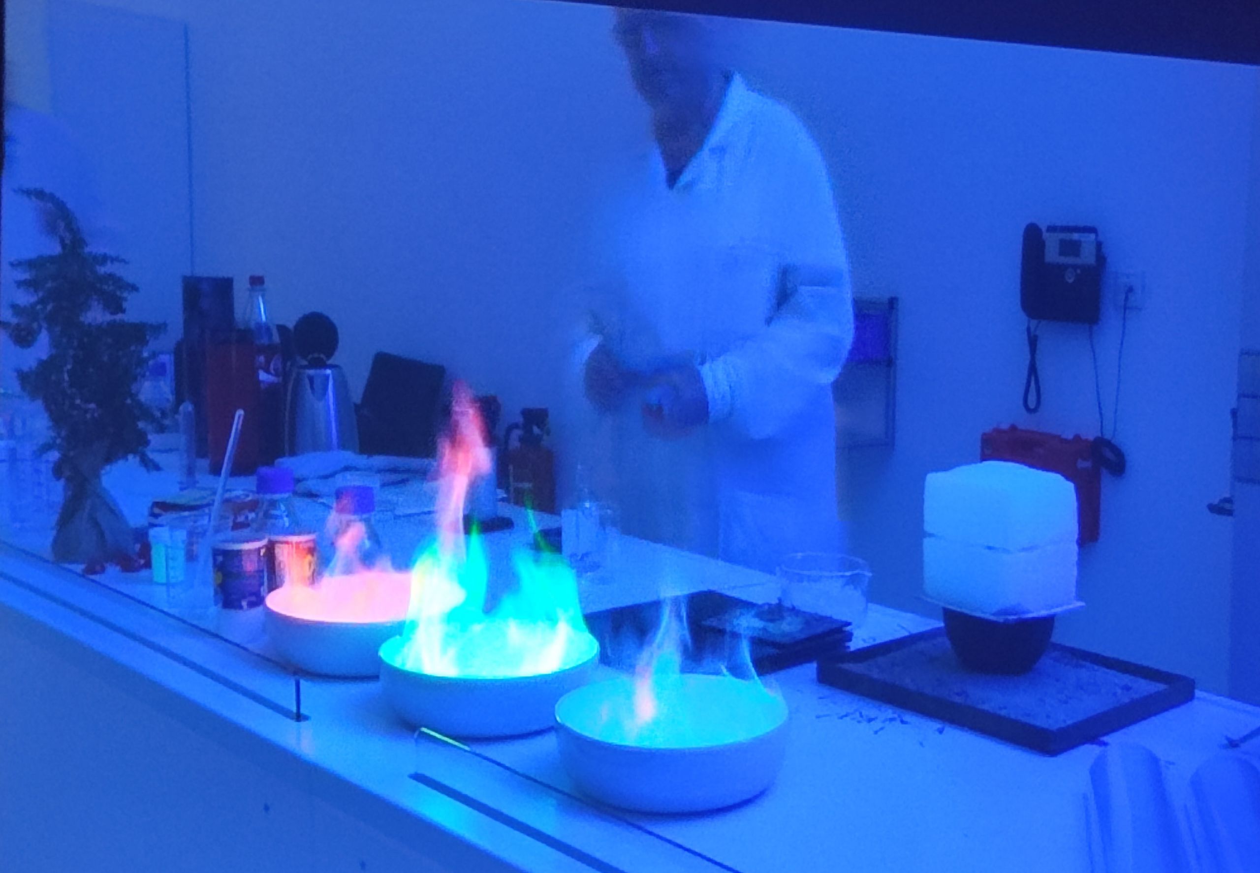 2026-01-13_RH_Bild Weihn-vorlsg_Ausschn f HP Bei diesem Versuch der Weihnachtsvorlesung kam es auf die verschiedene Färbung der Flammen an.