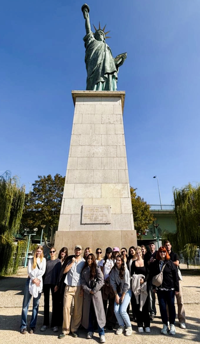 2026-01-20_KN_Studienfahrt Paris Gruppenfoto Freiheitsstatue Das Bild zeigt den Englisch-LK auf der Studienfahrt nach Paris vor der Pariser Freiheitsstatue.