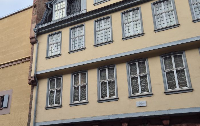 Das Bild zeigt die Deutschkurse von Frau Schumacher vor dem Goethehaus in Frankfurt.