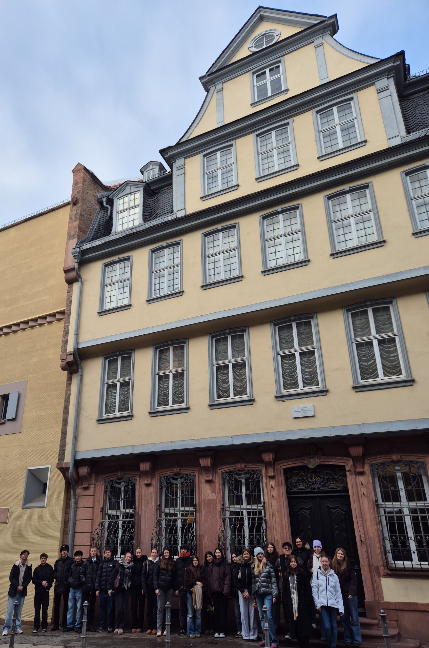 Das Bild zeigt die Deutschkurse von Frau Schumacher vor dem Goethehaus in Frankfurt.