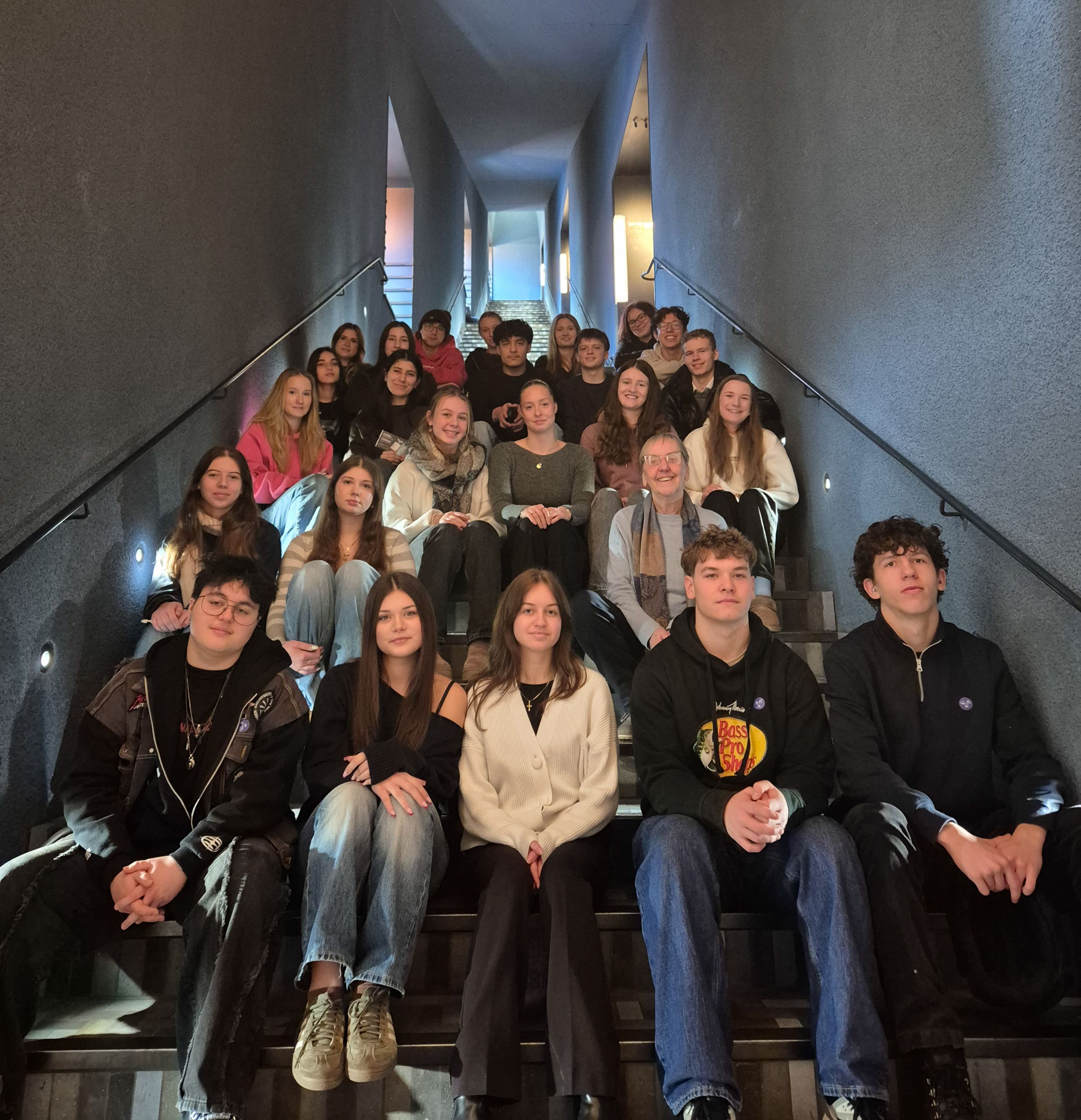 2026-01-27_SU_Besuch Hochstift2_Ausschn f HP Das Bild zeigt die Deutschkurse von Frau Schumacher auf der unendlichen Treppe im Romantikmuseum.