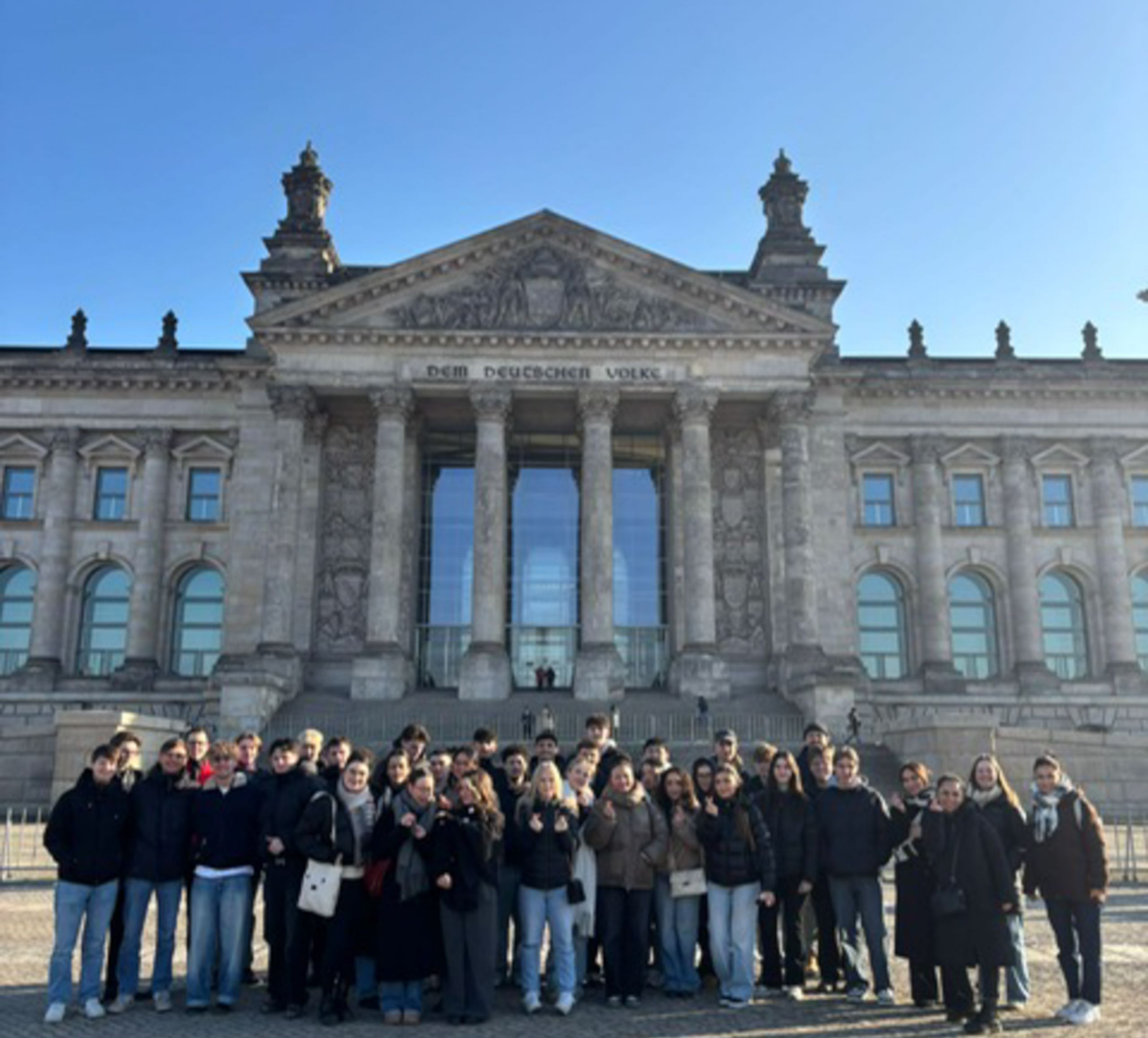 2026-02-02_CK_image0_Ausschn f HP Das Foto zeigt die PoWi-LKs vor dem Reichstagsgebäude in Berlin.