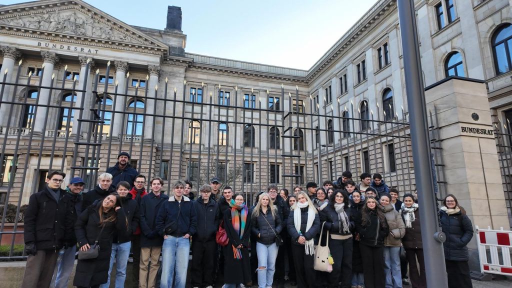 Das Bild zeigt die PoWi-LKs vor dem Bundesrat in Berlin.